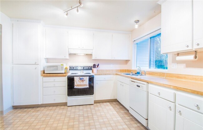 Building Photo - 17412 Palomino Dr