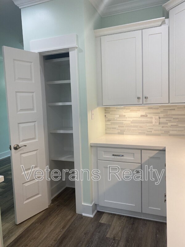 Building Photo - 127 E 5th St