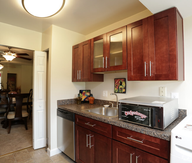 Kitchen - Oakton Park Apartments