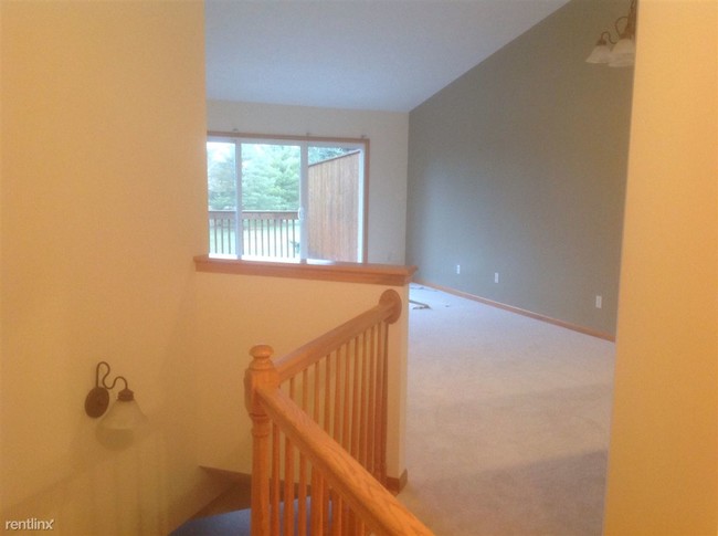 Building Photo - 402 Abbey Mill Dr SE
