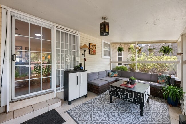 Foto del edificio - 2702 Little John Ln