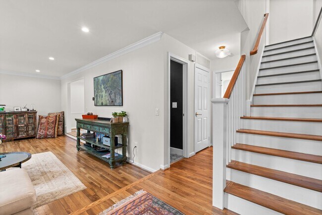 Foto del edificio - 4 Bed 4.5 Bath - Bethesda  Single Family Colonial - 2 Car Garage