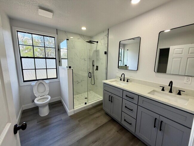 Foto del edificio - Peaceful Elevated Villa Near the Lake – Fully Renovated | $2,200/month