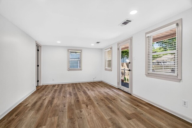 Building Photo - Move-In Ready Home Near Park Circle