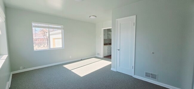 Building Photo - 1388 Glenrose Dr S