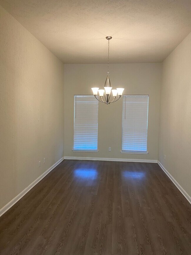 Building Photo - Beautiful 3 bed 2 bath Available for Febru...