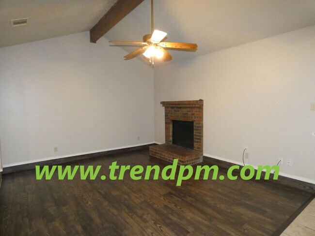 Building Photo - Updated 2 bedroom/2 bath townhome with 1 c...