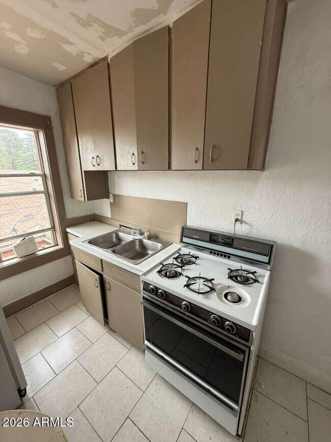 Foto del edificio - 1165 E 10th St