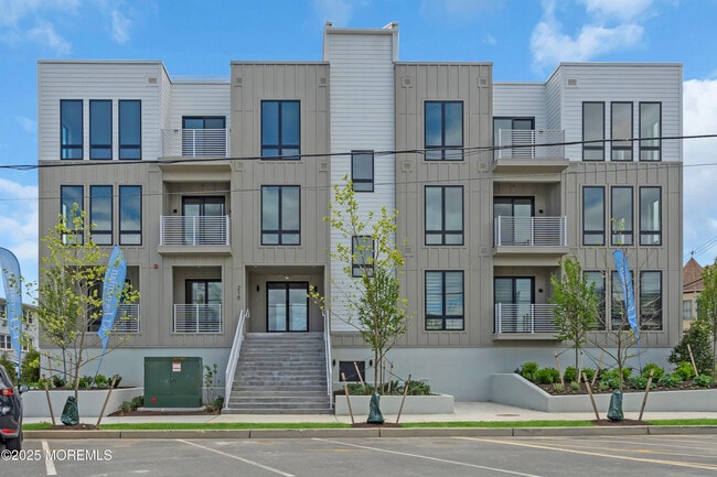 Building Photo - 218 3rd Ave