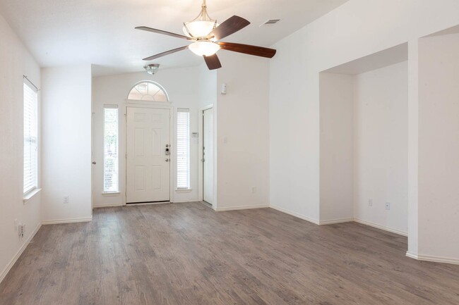 Foto del edificio - 906 Aiken Dr