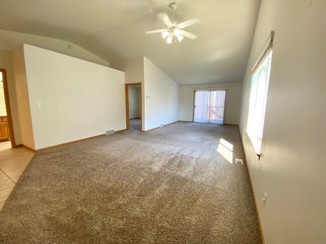 Building Photo - 3 Bed, 2 Bath Townhome
