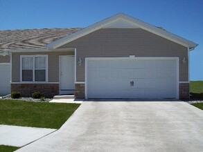 Woodland Creek Townhomes - Saginaw, MI photo'