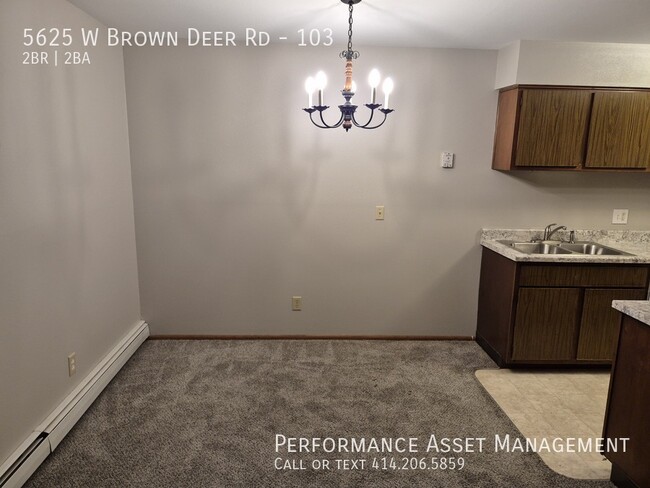 Foto del edificio - 5625 W Brown Deer Rd