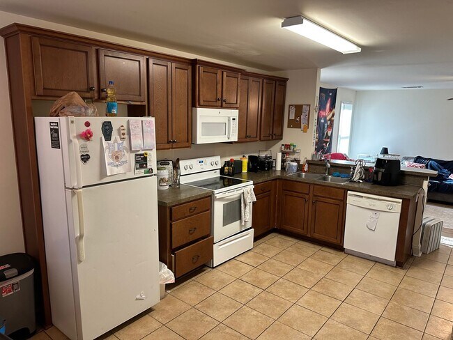 Foto del edificio - Five Bedroom Near Downtown Available for Pre-Lease!