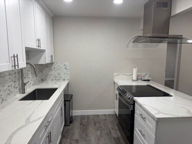 Building Photo - Beautifully updated 2-bedroom, 2-bathroom ...