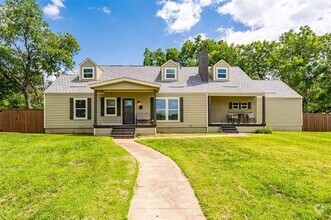 Building Photo - 2500 Fairway Dr