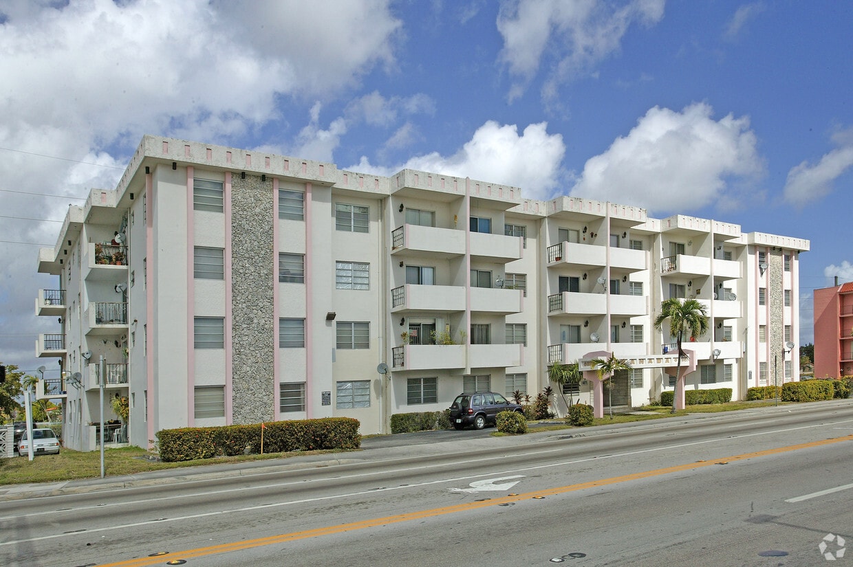 Granada Plaza Apartments in Miami, FL