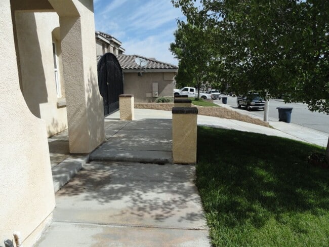 Building Photo - 1433 Wild Olive Rd