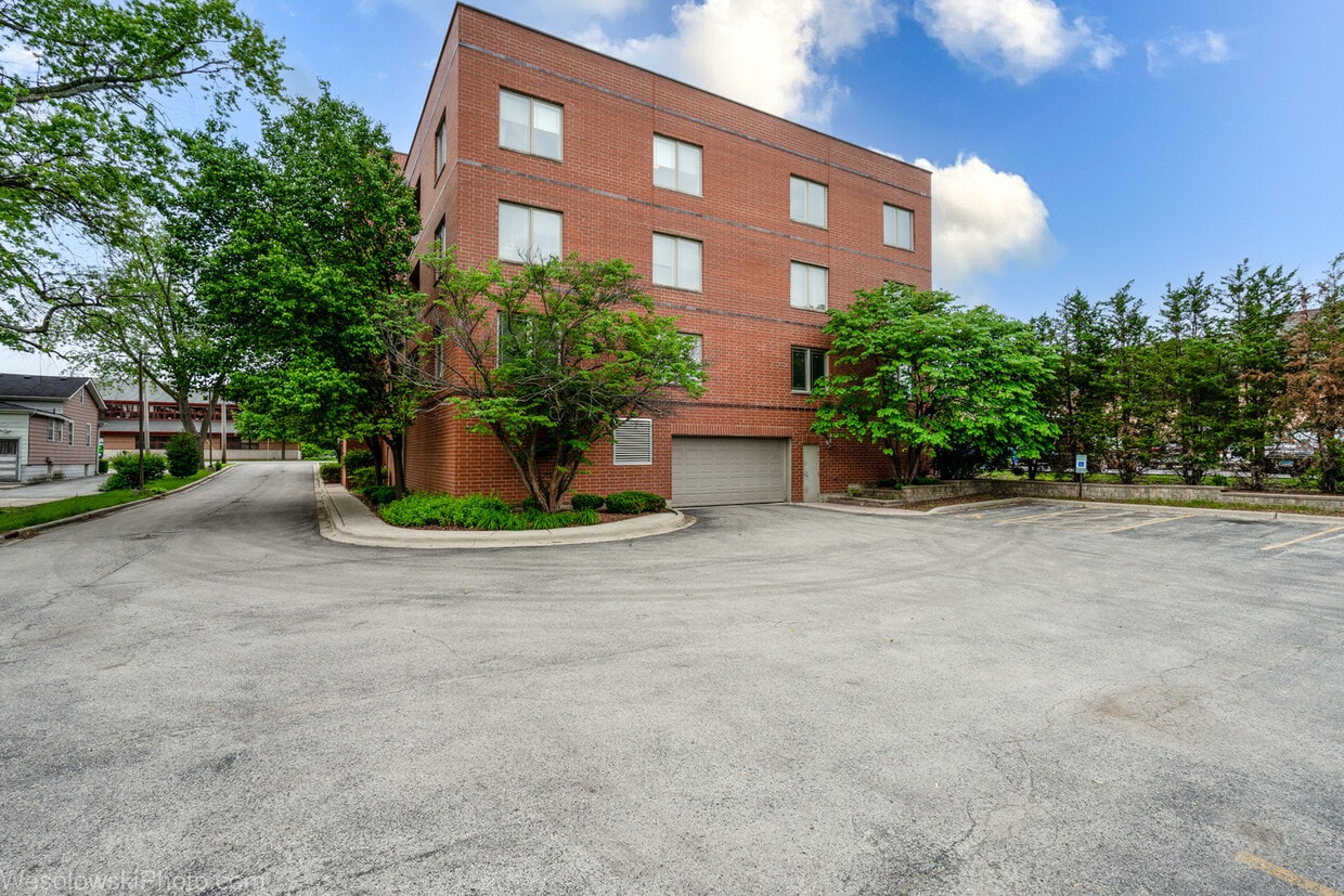 417 N Cass Ave Unit 2B, Westmont, IL 60559 Condo for Rent in Westmont, IL