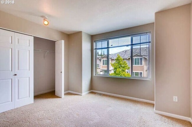Building Photo - Beautiful Townhome Available in the Progress Ridge Subdivision in Beaverton - $500 MOVE IN SPECIAL!