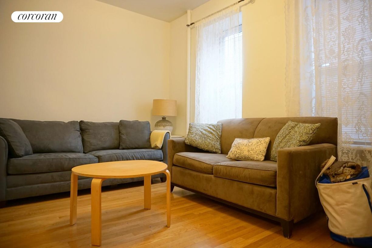 Foto principal - 536 E 82nd St