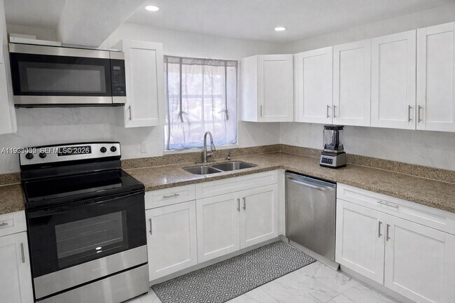 Foto del edificio - 3440 NW 206th St