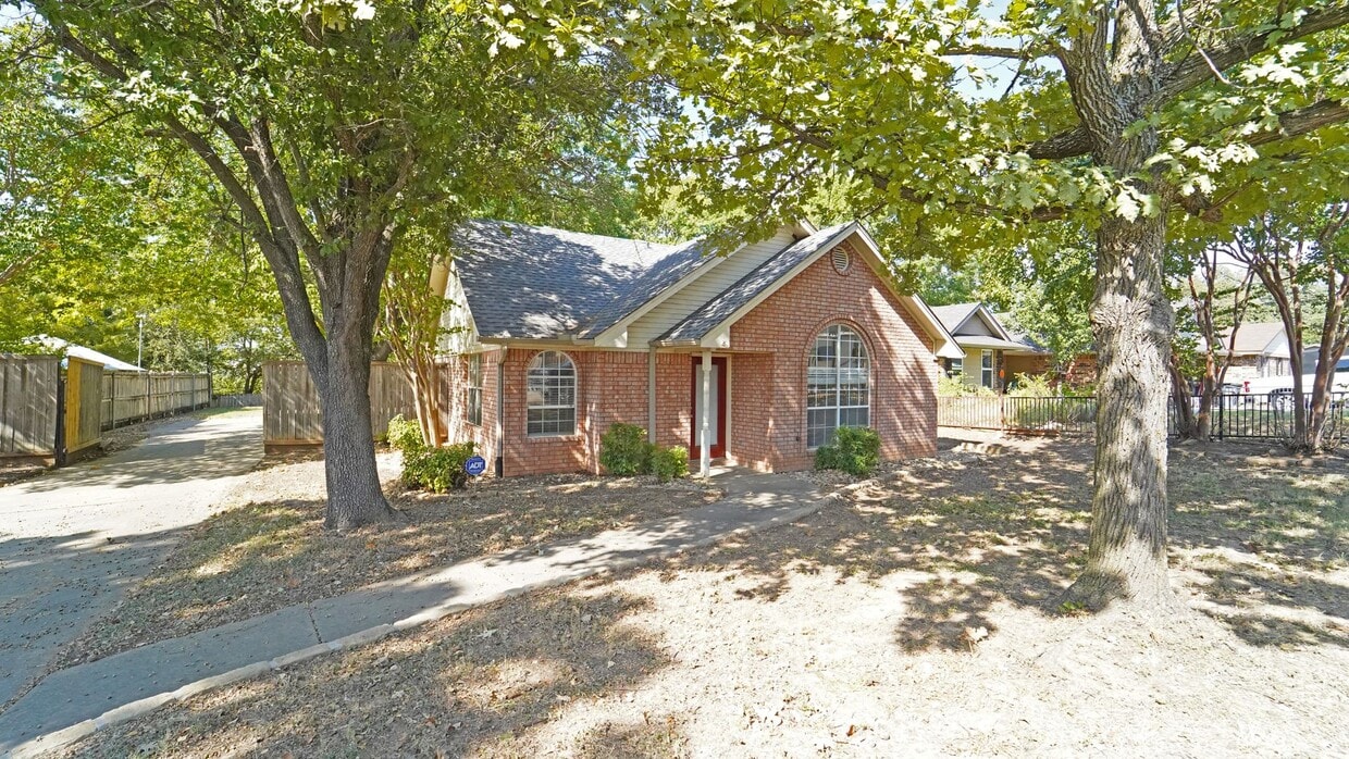 Primary Photo - For Lease! Nice Brick Home in Weatherford - Great Location with EASY Access to I-20 For Commuters.