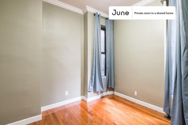 Building Photo - Private bedroom in 4 bed/2 bath Home