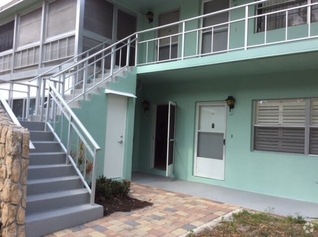 Building Photo - 3225 E Riverside Dr