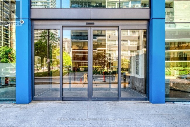 Building Photo - 161 Roehampton Ave