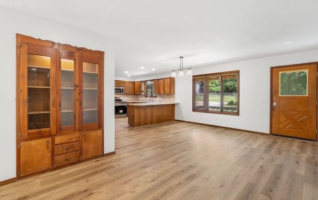 Building Photo - Lake House Rental