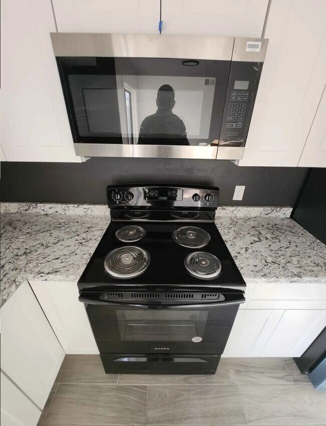 Foto del edificio - 4339 E 68th St