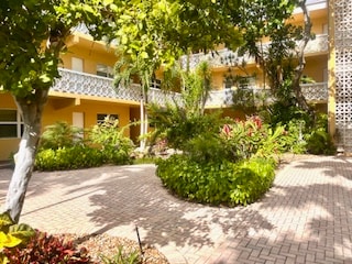 Building Photo - 815 Middle River Dr