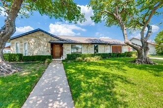 Building Photo - 3211 Brookhaven Club Dr