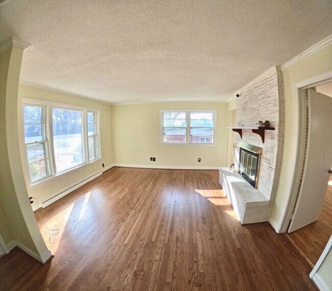 Foto del edificio - Beautiful 3 Bed 2 Bath Home Located In Greensboro