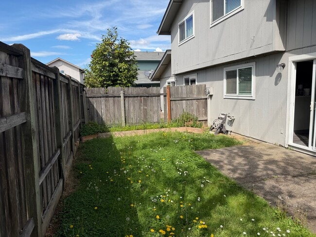 Photo - Updated 2 bedroom 1.5 bathroom duplex! House