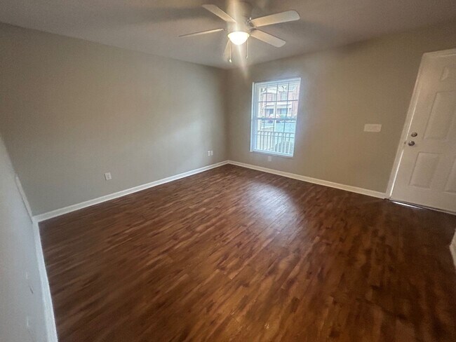 Building Photo - 940-102 Glenn Street, West Columbia, SC 29169