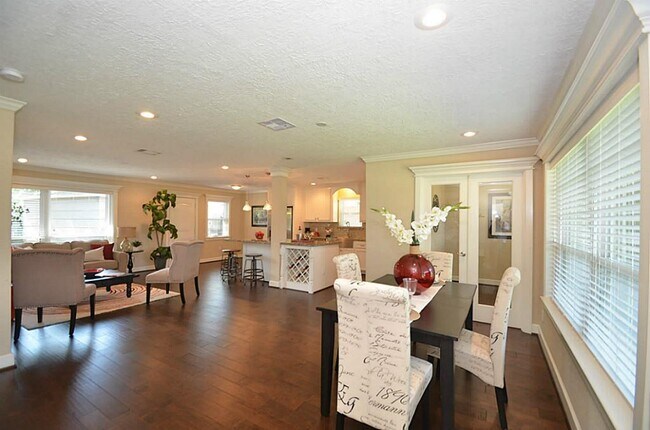 Foto del edificio - 5711 Effingham Dr