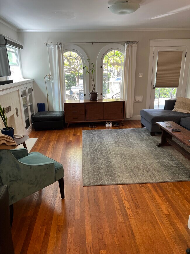 Living - 842 N Cherokee Ave