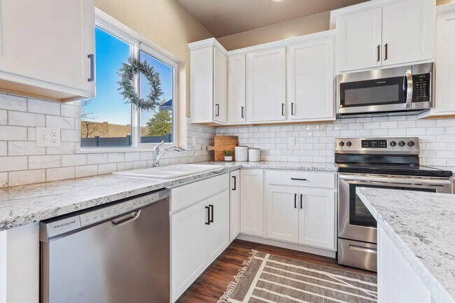 Building Photo - Outstanding Home Near Everything!