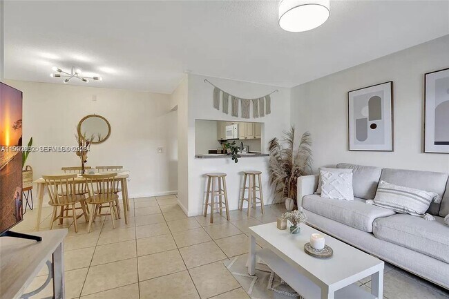 Foto del edificio - 561 NW 100th Pl