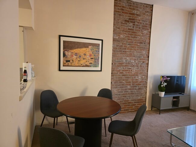 Foto del edificio - 1006 Russell Blvd