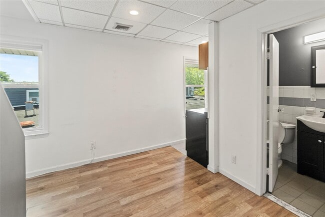 Building Photo - 14 Bayville Ave