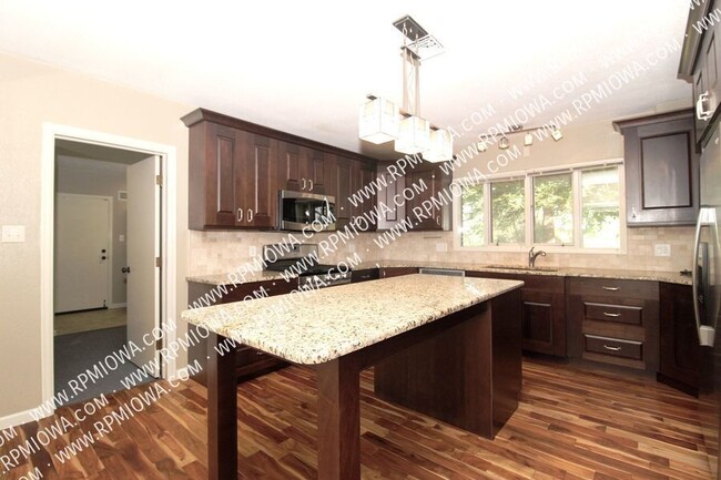 Building Photo - OVER 3000 SQ FT!!!  3 Bedroom, 2 Bath, 2 H...