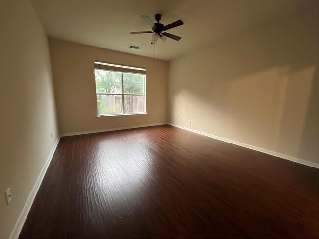 Foto del edificio - 2321 Clover Ridge Dr
