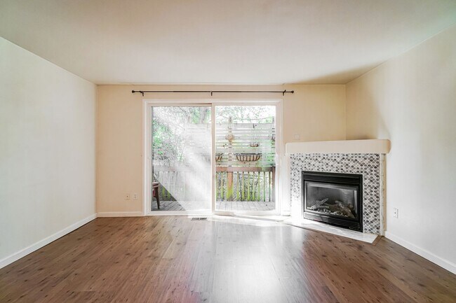 Foto del edificio - 3BD 1.5BA + Townhouse w/2-Car Garage + AC + Fenced Yard + Garage + Fireplace