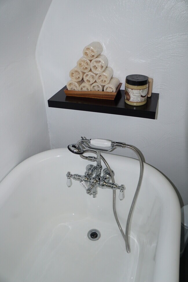 Ready for a bath? - 5504 Hays St.
