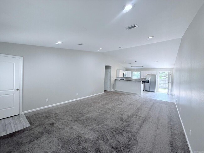 Foto del edificio - 180 Lakeland Dr