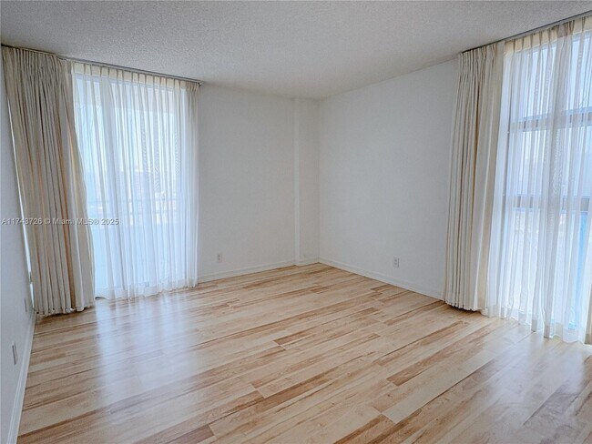 Foto del edificio - 20355 NE 34th Ct