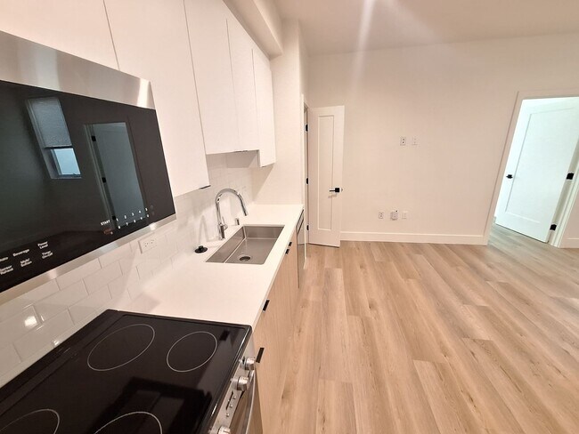 Foto del edificio - 16136 Devonshire St